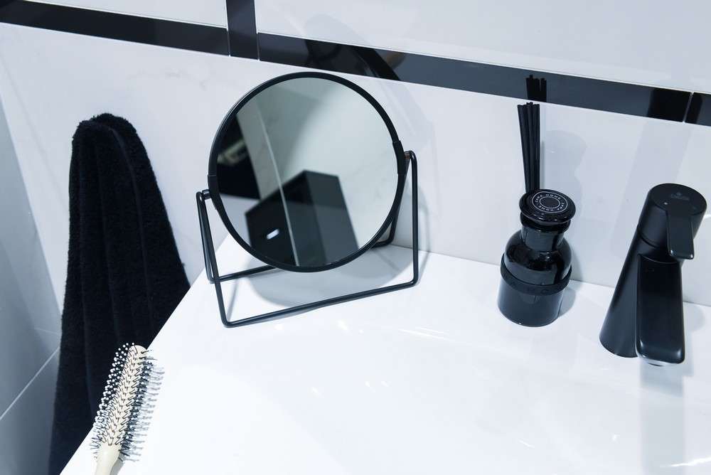 Ogledalo na bazi je crno