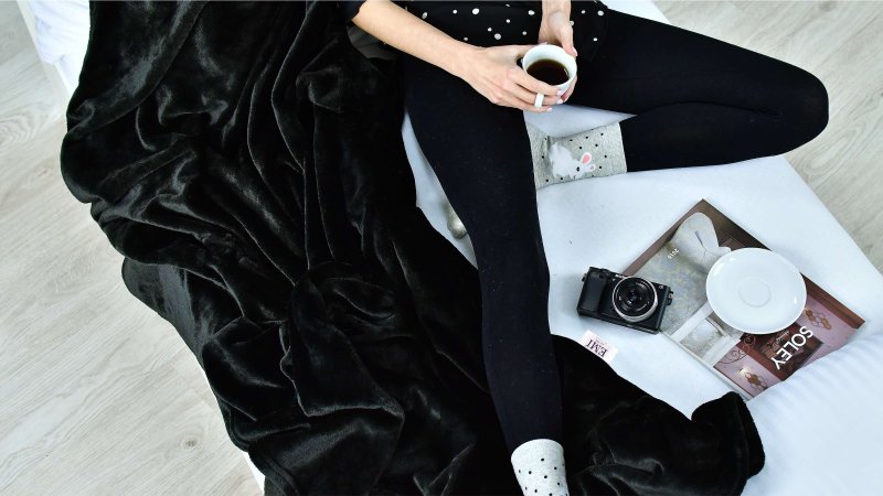 crna deka od mikrofibre 150 x 200