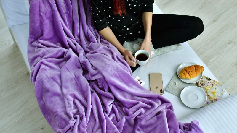 ljubičasta deka od mikrofibre 150 x 200