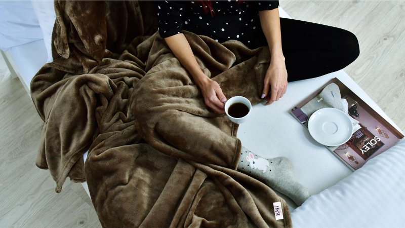 smeđa deka za krevet 150 x 200