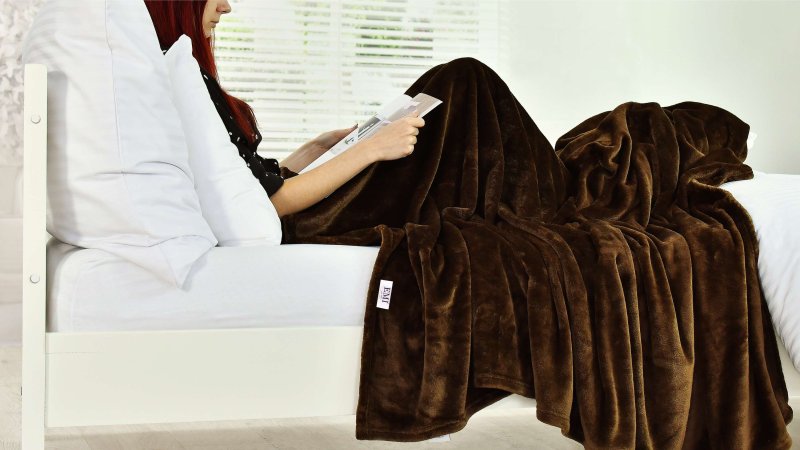 tamnosmeđa deka od mikrofibre 150 x 200