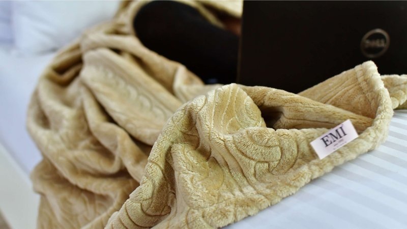 smeđa_deka_od_mikrofibre