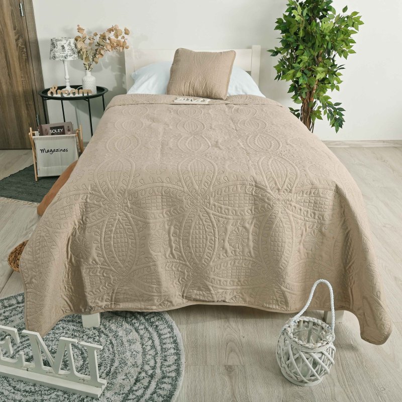 smeđi_prekrivač_na_krevetu_emi