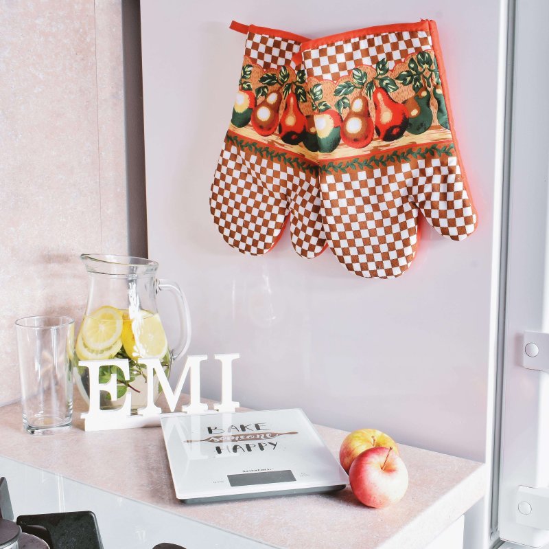 smeđa kuhinjska rukavica