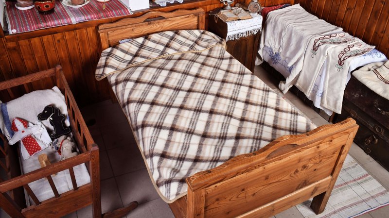 merino deka na krevetu