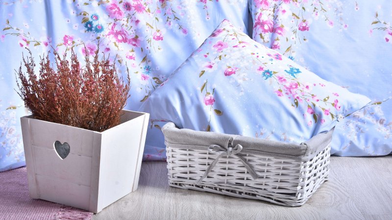 plava posteljina s uzorkom