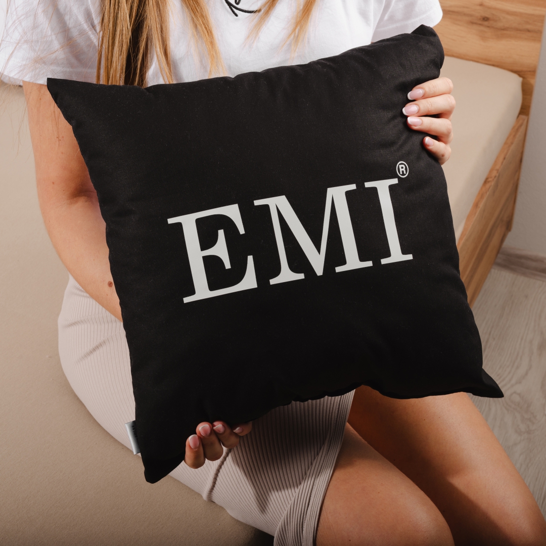 jastuk_s_logom_crni_emi