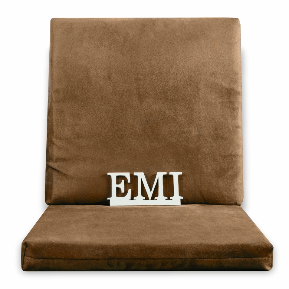 smeđi_jastuk_na_stolici_emi