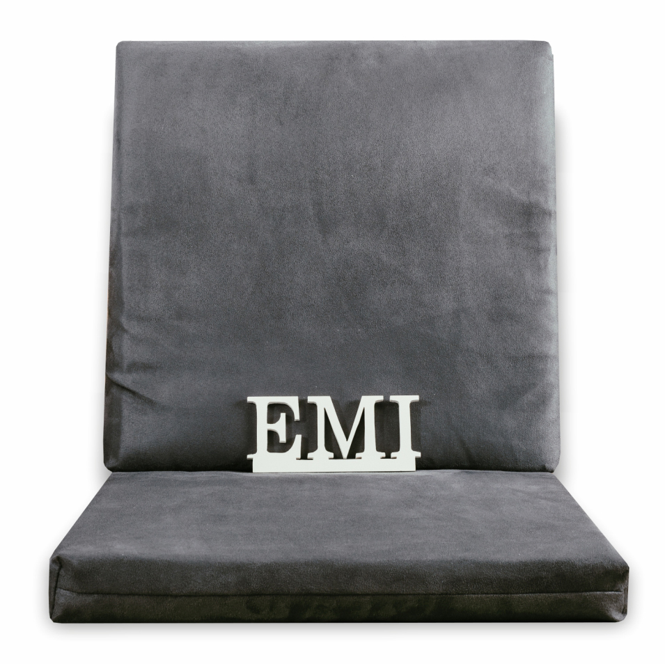 sivi_jastuk_na_stolici_emi