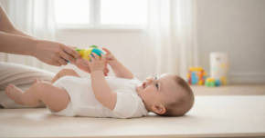 KOJE IGRE NA PODU POMAŽU BEBAMA OJAČATI TRBUŠNE MIŠICE?